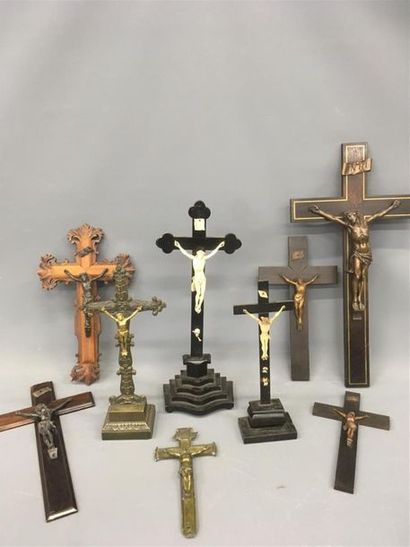 null Lot de 9 crucifix dont 2 en ivoire
