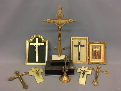 null Lot de 9 crucifix
H crucifix sur socle : 57 cm