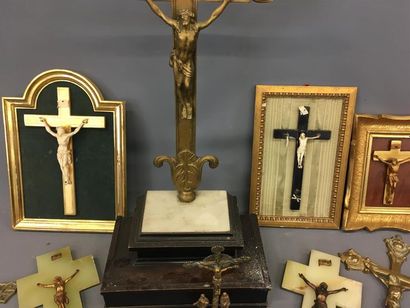 null Lot de 9 crucifix
H crucifix sur socle : 57 cm