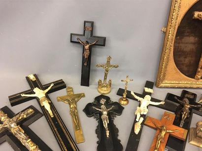 null Lot de 14 crucifix
H cadre : 47 cm