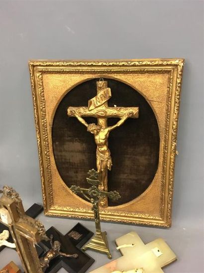 null Lot de 14 crucifix
H cadre : 47 cm
