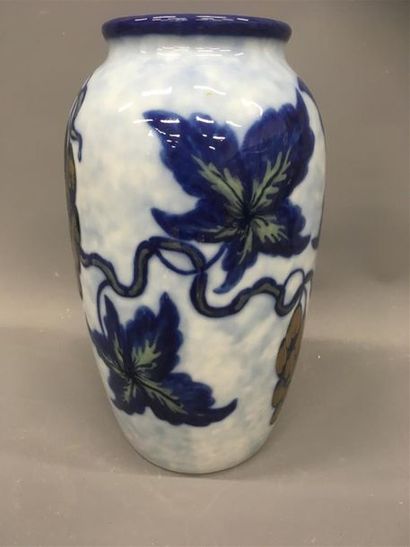 null THARAUD vase en porcelaine à décor de vigne.
H : 27 cm