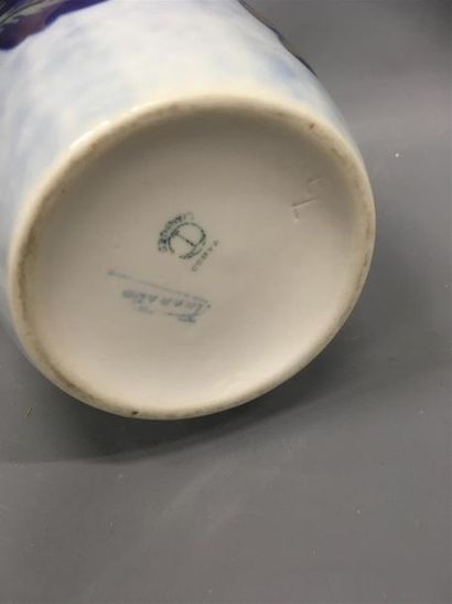 null THARAUD vase en porcelaine à décor de vigne.
H : 27 cm
