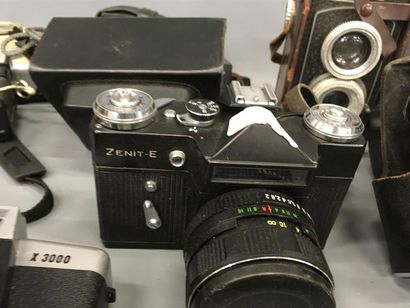 null Lot d'appareils photos : Zenith boîtier avec trois objectifs, téléobjectif TAMRON
Canon...