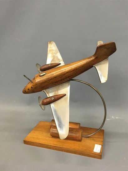 null Avion en bois et métal
Vers 1930
H : 42- L : 36 cm
