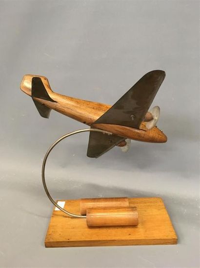 null Avion en bois et métal
Vers 1930
H : 42- L : 36 cm