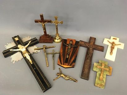 null Lot de 9 crucifix et un Christ
H plus grand : 48 cm