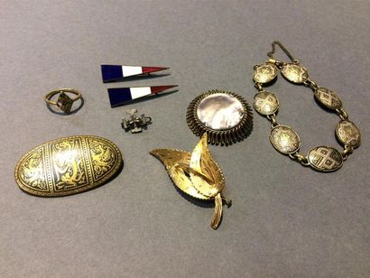 null Lot de bijoux fantaise, comprenant une croix scout, un médaillon ovale, un ...