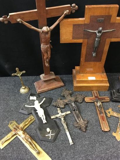 null Lot de crucifix et croix d'autel
H croix d'autel : 59 cm