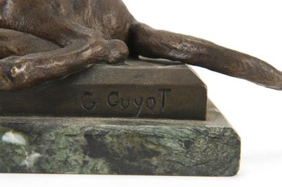 null Georges Lucien GUYOT (1885-1973) 
Chien couché
Bronze à patine brune, signé...
