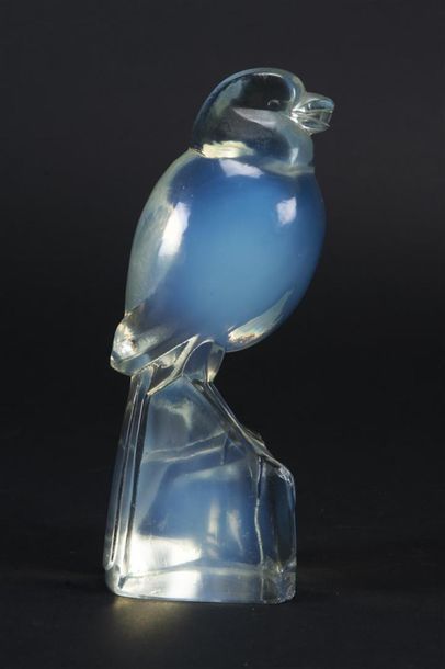 null Joël MARTEL (1896 - 1966) 
Oiseau en verre moulé pressé opalescent. 
Signé "J....