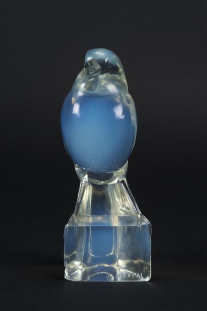 null Joël MARTEL (1896 - 1966) 
Oiseau en verre moulé pressé opalescent. 
Signé "J....