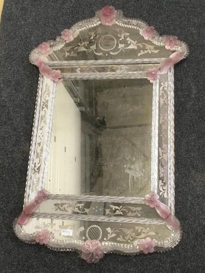 null TRAVAIL VENITIEN
Miroir à parclose en verre, verre gravé à décor de fleurs et...