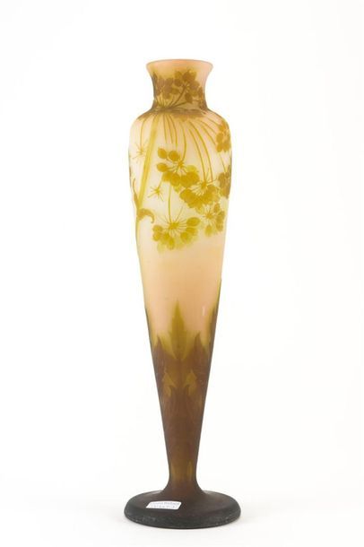 null Emile GALLE (1846-1904) 
Grand vase balustre fuselé en verre multicouche vert...