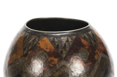 null Claudius LINOSSIER (1893-1953)
Exceptionnel vase boule en dinanderie de cuivre...