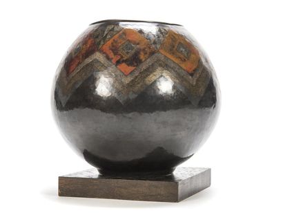 null Claudius LINOSSIER (1893-1953)
Exceptionnel vase boule en dinanderie de cuivre...