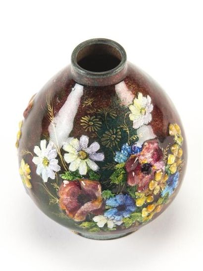 null Camille FAURE (1874-1956)
Fleurs des champs
Vase piriforme en cuivre émaillé...