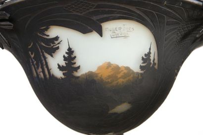 null MULLER frères
Lustre en verre à décor de paysage de la forêt des Vosges
Signé
Monture...