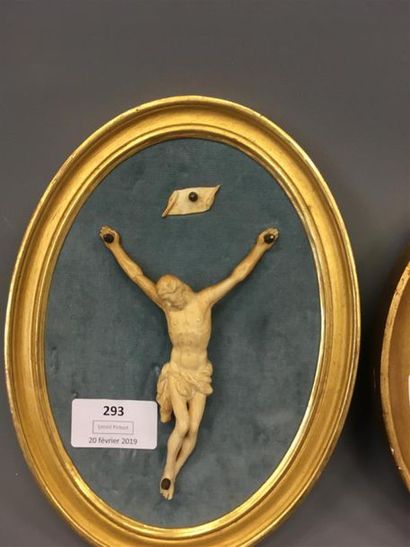 null Deux crucifix en ivoire dans cadre ovale
H Christ 9.5 et 6.5 cm