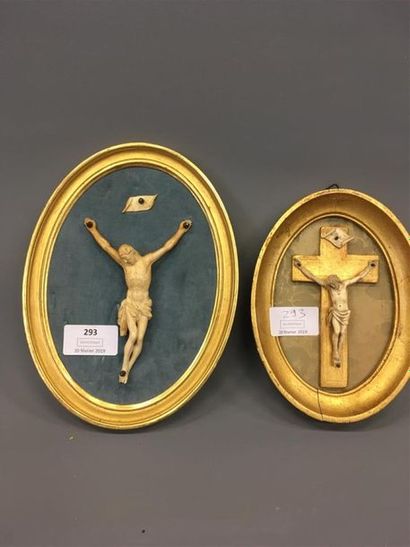 null Deux crucifix en ivoire dans cadre ovale
H Christ 9.5 et 6.5 cm