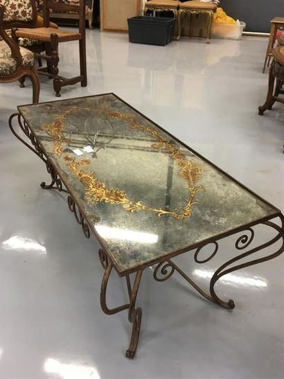 null Table basse en métal doré, plateau verre
97 x 40 cm
H : 37 cm