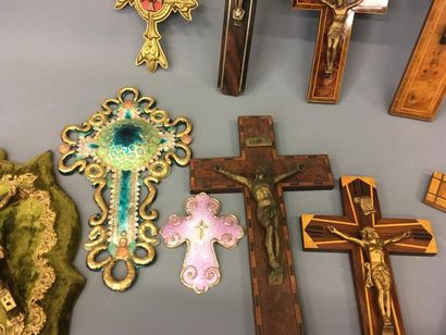 null Lot de 10 crucifix dont deux en émaux de Limoges