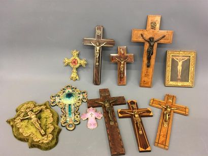 null Lot de 10 crucifix dont deux en émaux de Limoges