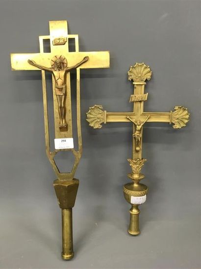 null Deux croix de procession
H: 48 et 38.5 cm