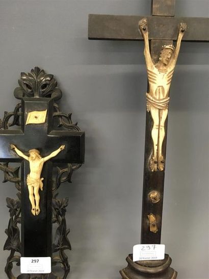 null Deux crucifix en ivoire
H Christ 8 et 13 cm