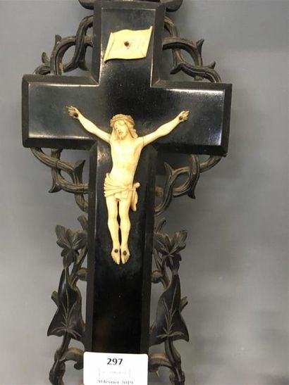 null Deux crucifix en ivoire
H Christ 8 et 13 cm