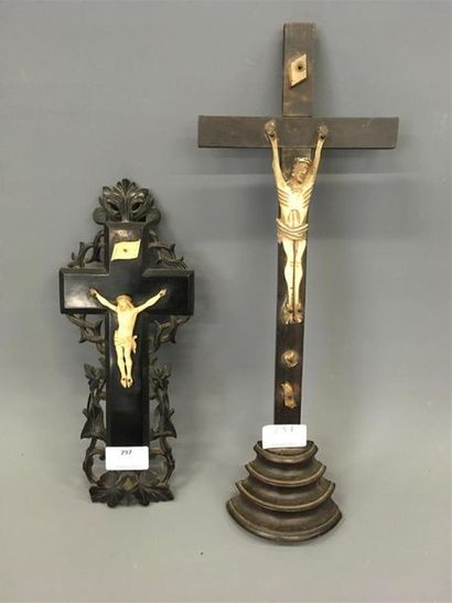 null Deux crucifix en ivoire
H Christ 8 et 13 cm