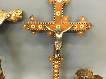 null Lot de 12 crucifix dont un sans croix en bois polychrome 
(dot une croix de...