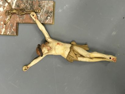 null Lot de 12 crucifix dont un sans croix en bois polychrome 
(dot une croix de...