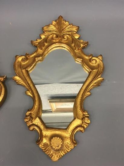 null Deux miroirs en bois doré
H: 40 et 28 cm