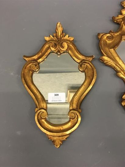 null Deux miroirs en bois doré
H: 40 et 28 cm