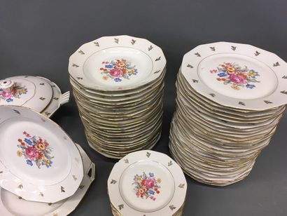 null Service de vaisselle en porcelaine de Limoges 
Blanc et liseret or à décor de...