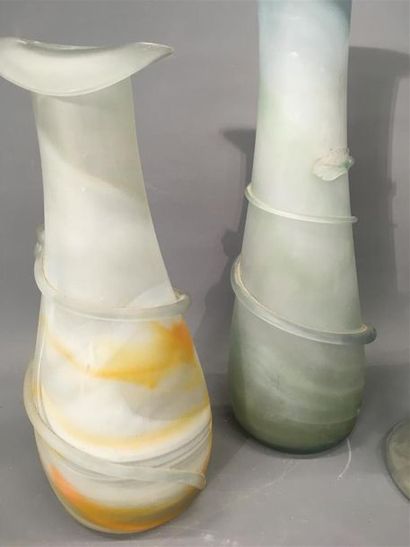 null Lot de vases en verre opalescent
Hauteur : 44cm / 38 cm / 34 cm
