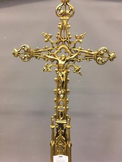 null Croix d'autel en bronze doré
H: 68 cm