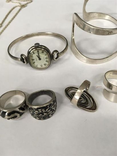 null Lot de bijoux métal : bagues, pendentif, montre et bracelet