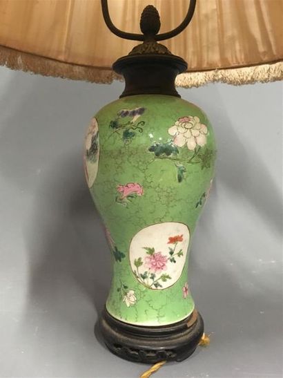 null Vase en porcelaine de couleur verte à décor de fleurs monté en lampe
H: 35 ...