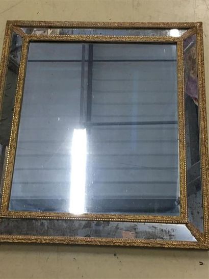 null Miroir à pareclose en bois doré glace ancienne
71 x 62 cm