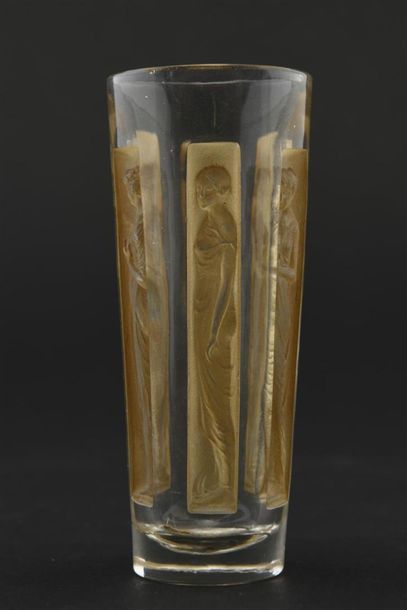 null René LALIQUE (1860-1945)
Rare paire de verres à décor tournant de femmes à l'antique...