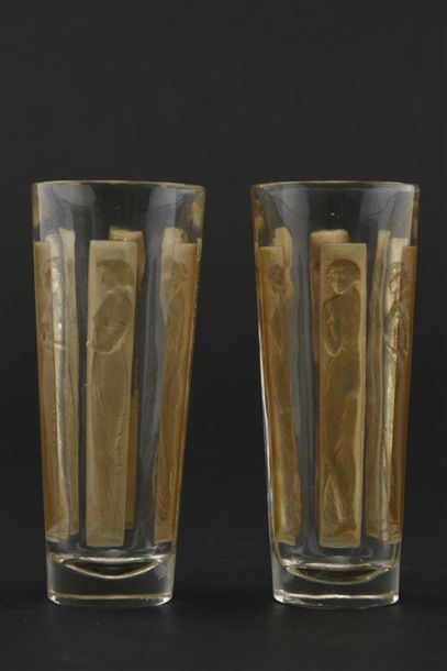 null René LALIQUE (1860-1945)
Rare paire de verres à décor tournant de femmes à l'antique...