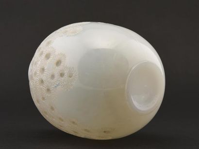 null René LALIQUE (1860-1945) 
Vase dit Marguerites en verre blanc opaque soufflé...