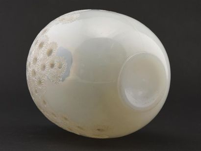 null René LALIQUE (1860-1945) 
Vase dit Marguerites en verre blanc opaque soufflé...