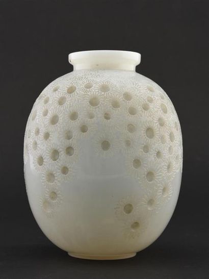 null René LALIQUE (1860-1945) 
Vase dit Marguerites en verre blanc opaque soufflé...