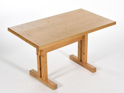 null Charlotte PERRIAND (1903-1999) 
Table à plateau rectangulaire et piétement à...