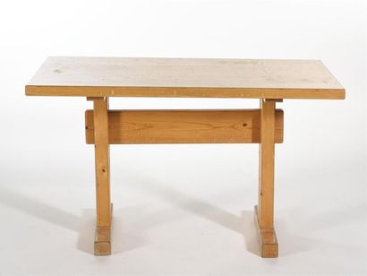 null Charlotte PERRIAND (1903-1999) 
Table à plateau rectangulaire et piétement à...