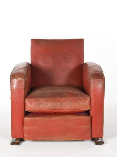 null TRAVAIL ART DECO
Fauteuil dit club garni d'un cuir rouge à piètement traineau...