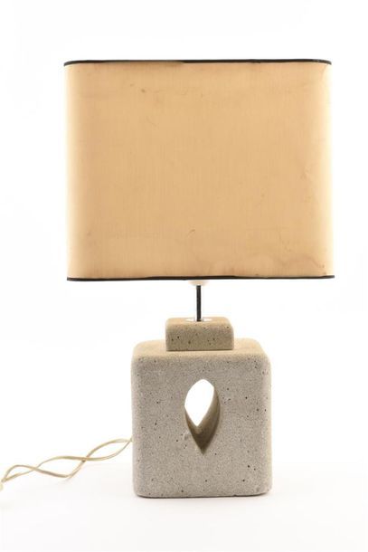 null Albert TORMOS (XX ème)
Lampe de table en pierre reconstituée
H: 35 cm ( sans...